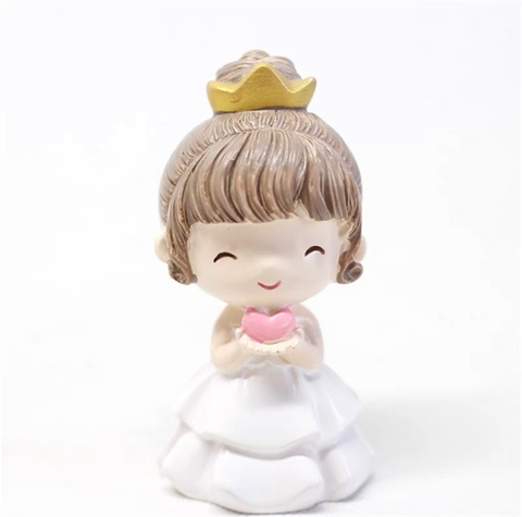 Trang trí cô dâu đội vương miện mặc váy trắng hoàng gia