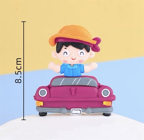 Trang trí gốm mềm cậu bé đội mũ lái xe oto