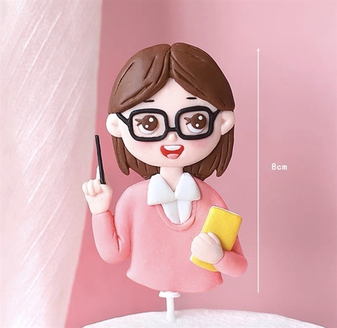 Trang trí gốm mềm cô giáo trẻ đeo kính áo hồng (GV)