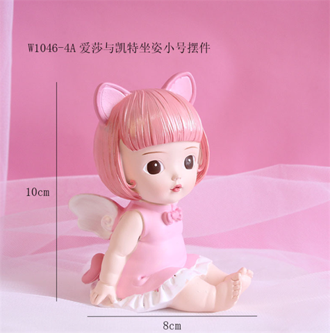 Bé gái thiên thần váy hồng ngồi