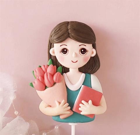 Trang trí gốm mềm cô giáo cầm hoa + sách áo xanh (GV)