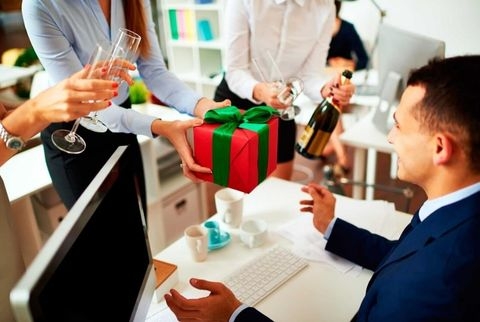 Gợi Ý 7 Món Quà Thiết Thực Dành Cho Người Đã Thành Đạt