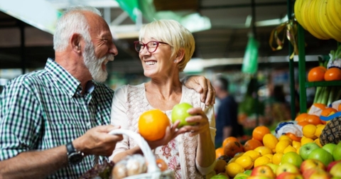 Người lớn tuổi nên ăn trái cây nào để hỗ trợ tiêu hóa tốt hơn?