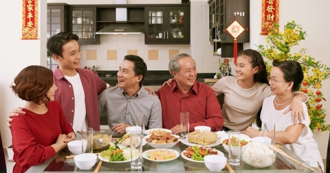 Sau 30 tuổi, ăn Tết thế nào để không tăng cân và không đầy bụng?