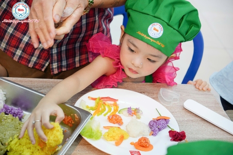 CHĂM SÓC SỨC KHỎE THỂ CHẤT VÀ TINH THẦN CỦA TRẺ: HÀNH TRÌNH BẮT ĐẦU TỪ GIAN BẾP NHỎ