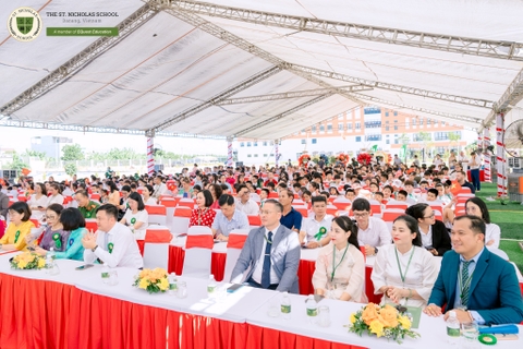 Quà Tặng Thanh Long Sản Xuất Hoa Cài Áo -  Kỷ Niệm Chương Cho Lễ Khánh Thành Trường St. Nicholas Đà Nẵng
