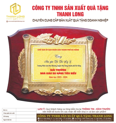 Quà tặng Thành Long – Đơn vị đồng hành sản xuất bảng vinh danh “Nhà giáo Đà Nẵng tiêu biểu” năm học