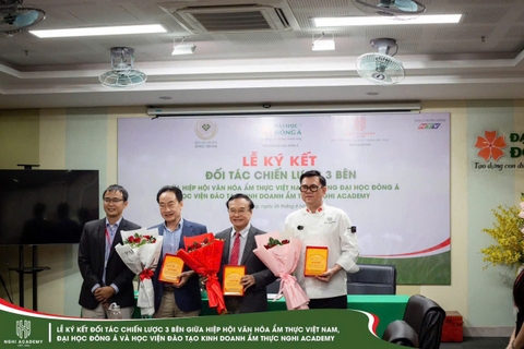 Quà tặng Thanh Long đồng hành cùng Lễ ký kết chiến lược 3 bên