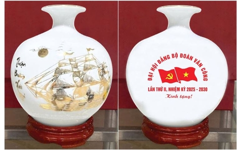 Bình gốm sứ in logo Đại Hội