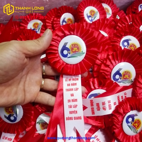 Hoa Cài Áo Đại Biểu Đại Hội Màu Đỏ Đuôi Nheo In Tùy Chỉnh