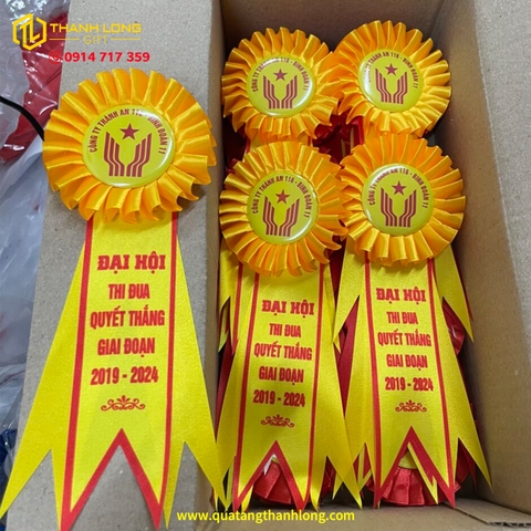 Hoa Cài Áo Màu Vàng Đuôi In Theo Yêu Cầu