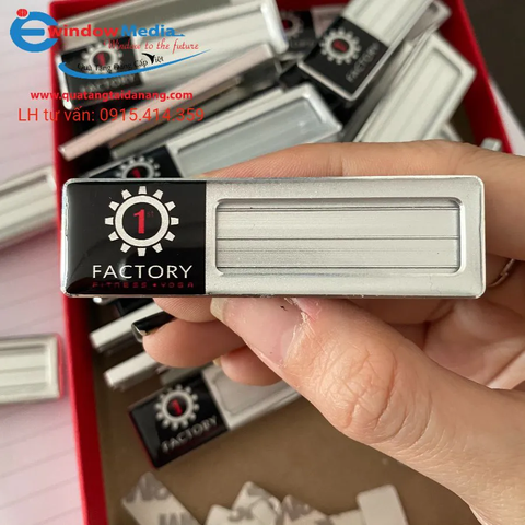 Bảng Tên Nhân Viên Giá Rẻ In Sắc Nét Dễ Dàng Thay Tên