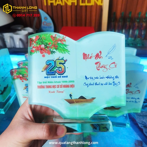 Kỷ niệm chương quyển vở thủy tinh
