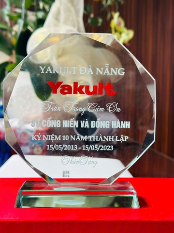 Kỷ niệm chương 8 cạnh tròn thủy tinh