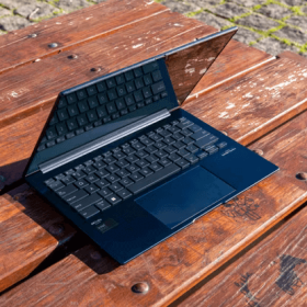 Asus Zenbook 14 OLED (2024) Review: Thiết kế tuyệt đẹp với khả năng di động đáng nể