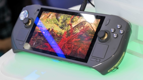 Zotac Zone chuyển sang Linux: handheld mới chạy Manjaro tùy biến
