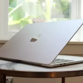 M1 MacBook Air có phù hợp với người dùng hơn bản M2?