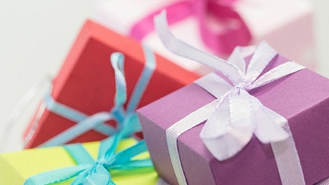 Nên tặng quà giáng sinh gì cho bạn gái mới quen?