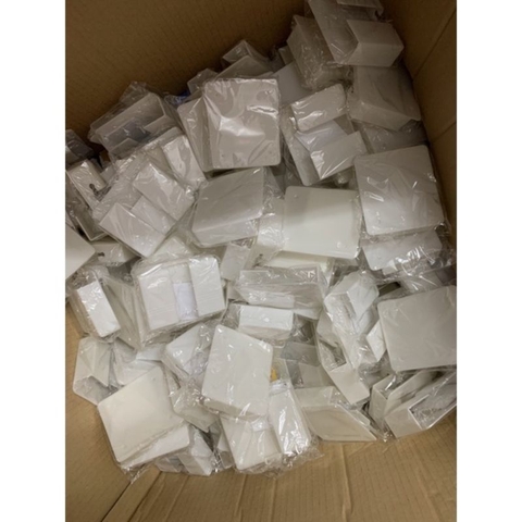 KỆ DÁN TƯờNG ĐỂ ĐIỆN THOẠI, REMOT BẰNG NHỰA NHIỀU MÀU