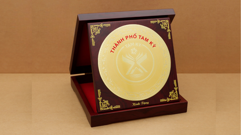 Biểu trưng và kỷ niệm chương bằng đồng in logo – Lời tri ân sâu sắc từ doanh nghiệp