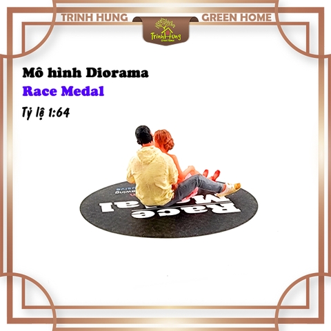 Mô hình Diorama - Race Medal 1:64 - đôi nam nữ ngồi ôm nhau (bản màu)