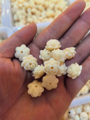 Hoa sen chất liệu quả ngà QNV1950