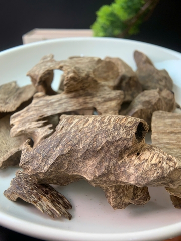 🌳 Trầm nhân tạo là gì? Có phải trầm nấu ép dầu không?