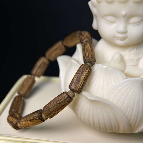 Vòng trầm hương Kalimantan Indonesia cận chìm 7-8 li hạt thô thơm thanh nhẹ nhàng #0006