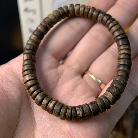 Vòng trầm hương rừng Philip Agusan hạt nút bánh xe cận chìm đen dầu 7li nặng hơn 6gram A0011