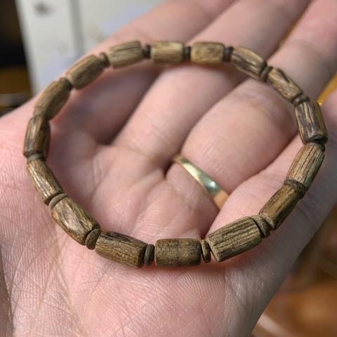 Vòng trầm hương rừng Việt Khánh Hoà trúc thô nhỏ cho tay nữ hoặc cho tay bé 4li nặng 1.8gram  A0010