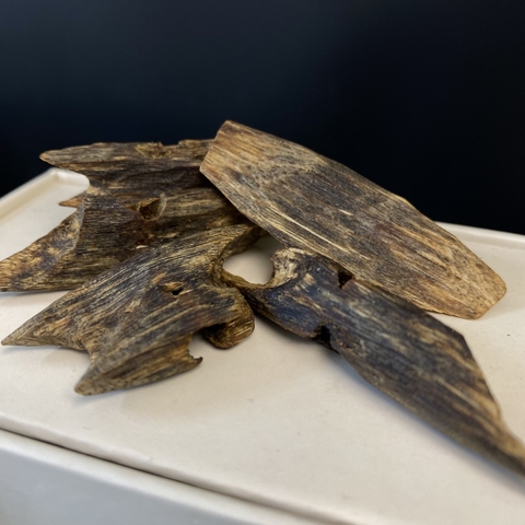 Miếng trầm hương Kỳ Hải Nam dầu đỏ cận chìm, xông đốt, bỏ ví, sưu tầm quà tặng, miếng 2-4gram 103-02