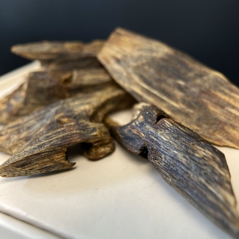 Miếng Trầm Hương Kỳ Hải Nam chất dầu đỏ cận chìm – Bỏ ví, xông đốt, chơi cảnh, quà tặng , 1-2gram 103-01 - Bách Tín Trầm Hương