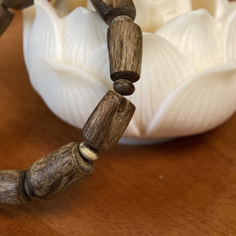 Vòng trầm hương Philippine Agusan cận chìm hạt dạng trúc thô 9li nặng gần 8gram A0007