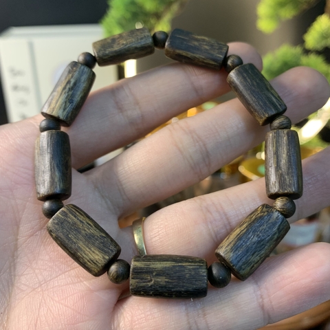 Vòng tay trầm hương Kỳ Hải Nam chìm siêu dầu dạng bản rộng đều đẹp 054