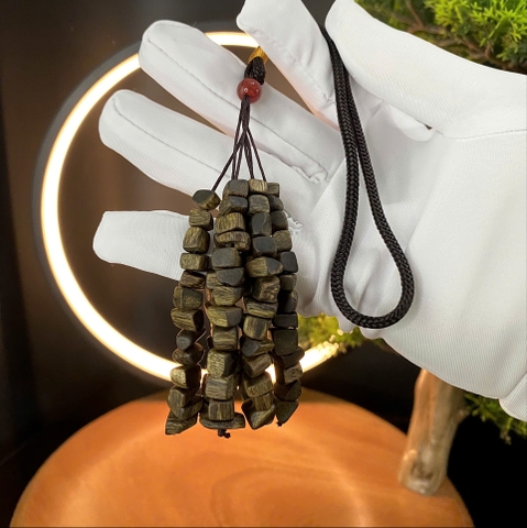 Dây treo ô tô trầm hương phong thủy Kì Hải Nam treo xe hơi, nặng 10-12g thơm sống mạnh dầu đen 119