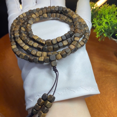 Vòng tay dài trầm hương Kì Hải Nam quấn 4 vòng, đeo cổ 158 hạt vuông 4li 044