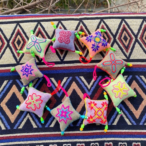 Móc chìa khóa thêu tay