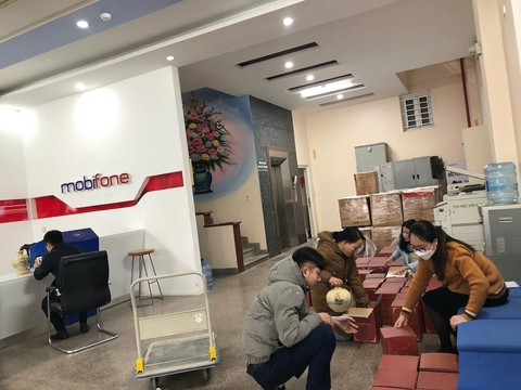 BÀN GIAO QUÀ TẶNG CHO MOBIFONE
