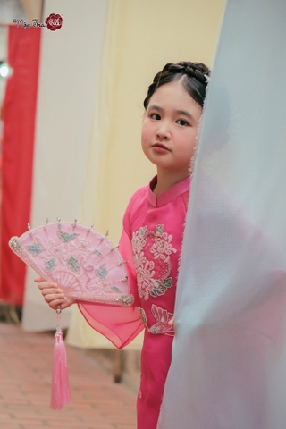 Quạt thêu đính thủ công