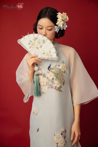 Quạt thêu đính thủ công