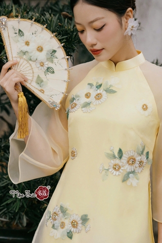 Quạt thêu đính thủ công