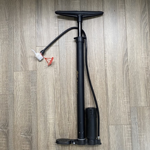 Bơm xe bằng tay có đồng hồ K-3038 Kapusi dây dẫn cao su chất lượng tốt bền bỉ