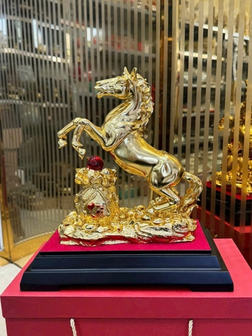Tượng Ngựa Vàng Phi Nước Đại Dát 18K – Mã Đáo Thành Công Chiêu Tài Hút Lộc Bính Ngọ