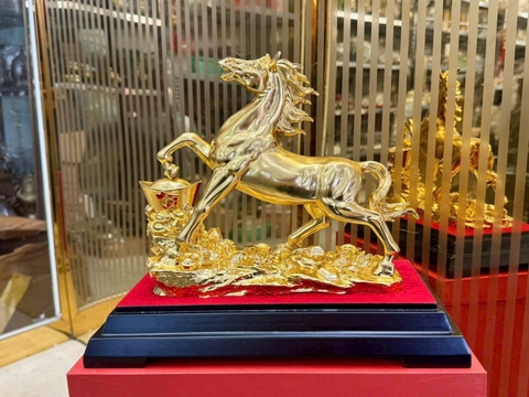 Tượng Ngựa Vàng 18K Rước Tài Lộc Bính Ngọ – Quà Tặng Tết Cao Cấp Chiêu Tài Vượng Khí