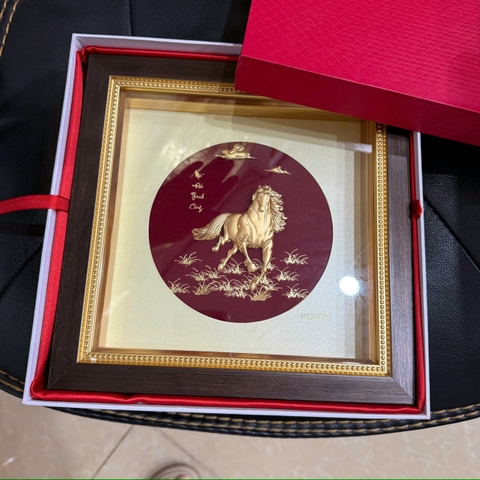 Quà Tặng Tết Bính Ngọ Cao Cấp – Tranh Ngựa Mạ Vàng “Mã Đáo Thành Công” 24x24