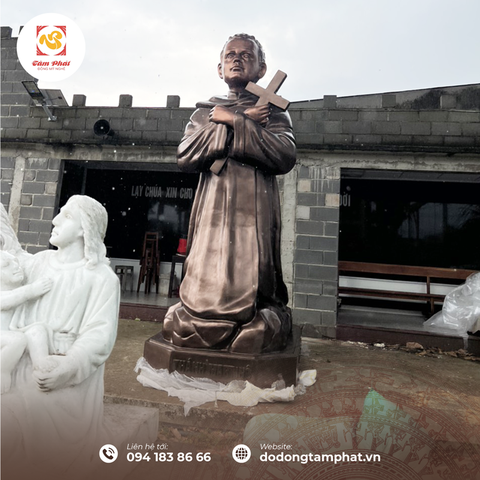 Đúc tượng Thánh Martino Cầm Thánh Giá Bằng Đồng Cao 3m – Tinh Xảo, Trang Nghiêm, Ý Nghĩa Sâu Sắc