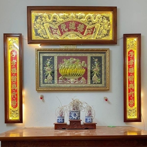 Hoành phi câu đối đồng vàng nền đỏ đen khung gỗ