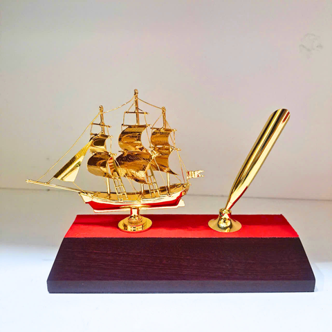 Quà Tặng Sếp Để Bàn Cắm Bút Thuận Buồm Xuôi Gió Mạ Vàng – Đẳng Cấp Ý Nghĩa