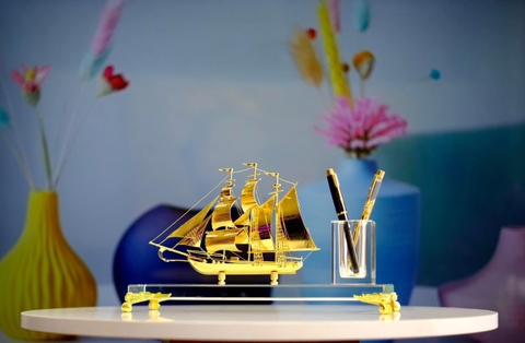 Hộp Đựng Bút Để Bàn Thuận Buồm Xuôi Gió Mạ Vàng 24K – Biểu Tượng Thành Công và Thịnh Vượng