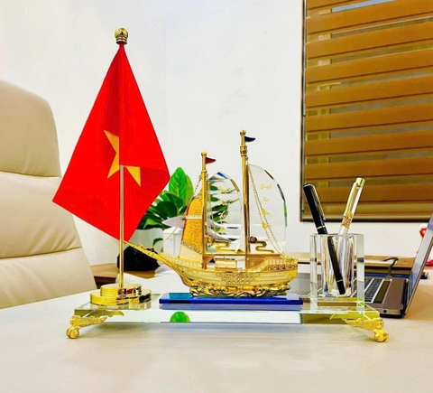 Quà tặng doanh nhân - sếp - lãnh đạo ống cắm bút thuyền buồm pha lê để bàn cao cấp